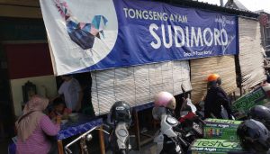 Tongseng Ayam Kampung Sudimoro berdiri sejak 1967. Foto: Travelingyuk