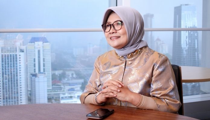 Ekonom UGM sekaligus Founder Core Indonesia, Dr. Hendri Saparini menyampaikan gagasannya terkait reformasi ekonomi menuju Indonesia Emas. Foto: Dodhi/KAGAMA