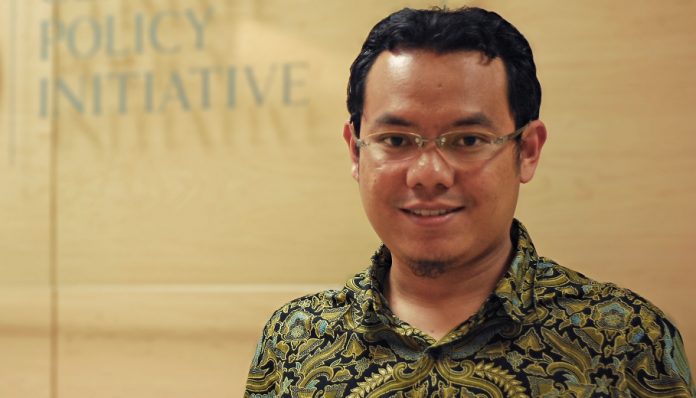 Alumnus Teknik Fisika UGM, Muhammad Ery Wijaya membabar analisisnya tentang pengembangan energi terbarukan di Indonesia. Foto: Climate Policy Initiative