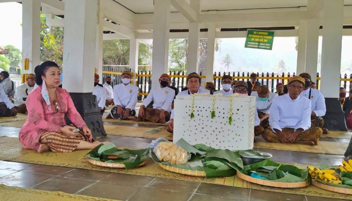 Upacara Labuhan yang diadakan Kraton Surakarta bisa menjadi sarana tolak bala dosa sukerta, menurut Drs. Purwadi M.Hum, Ketua LOKANTARA alumnus UGM. Foto: Ist