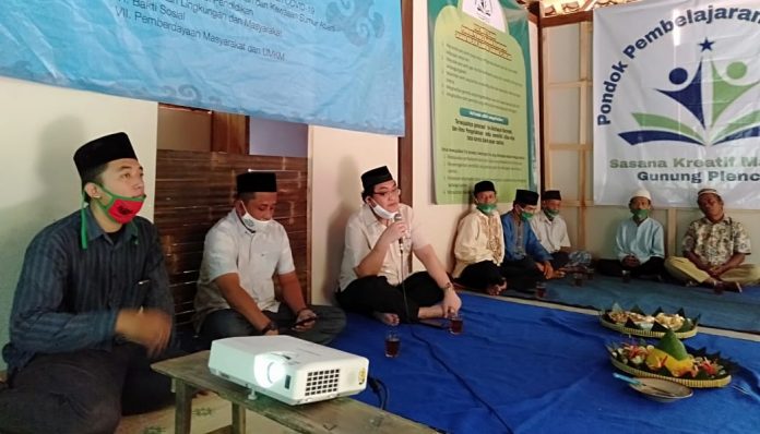 Prof. Agus Cahyono, menceritakan kegiatan KKN PPM UGM Unit YO-169 yang memberdayakan masyarakat terdampak Covid-19 di Desa Wukirsari, Kabupaten Bantul. Foto: Agus