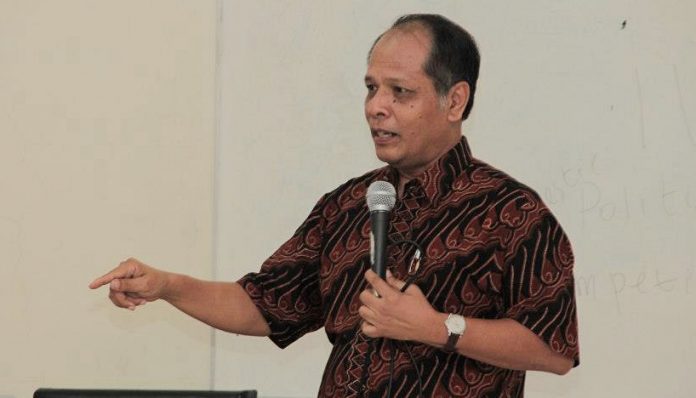 Guru Besar Ilmu Hubungan Internasional UGM, Prof. Mohtar Mas’oed membabar citra AS di mata Indonesia. Foto: Unsoed