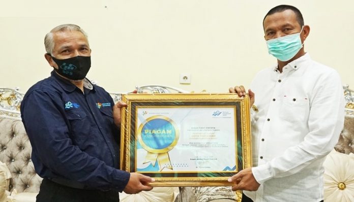 Pencapaian yang diraih oleh Walikota Pariaman pimpinan alumnus UGM, Genius Umar, mendapatkan penghargaan dari Badan Pusat Statistik (BPS). Foto: Pemkot Pariaman