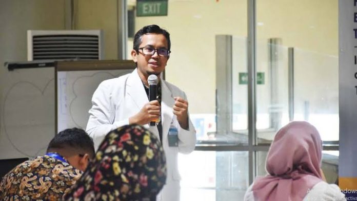 Dokter spesialis paru RSA UGM, dr. Siswanto, Sp.P., menjelaskan hal-hal yang harus dilakukan bagi orang yang melakukan karantina mandiri di rumah. Foto: RSA UGM