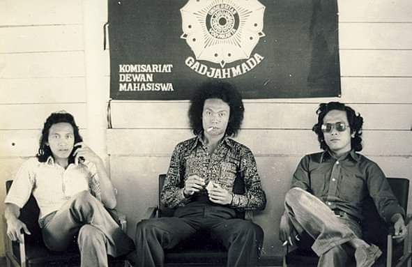 Djoko Dwiyanto (tengah) sewaktu mahasiswa. Foto: Joko