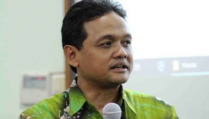 Ekonom UGM, Rimawan Pradiptyo, Ph.D., memberikan pandangannya tentang dampak ekonomi yang terjadi setelah Jakarta kembali memberlakukan PSBB. Foto: Radar Jogja