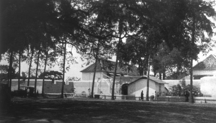 Bupati Mangunkusumo adalah eksekutor pencanangan Klaten sebagai pusat pengembangan budaya Keraton Surakarta.(Foto. Benteng Engelenburg dengan rumah sakit lama di Klaten. Dok: Tropen Museum)