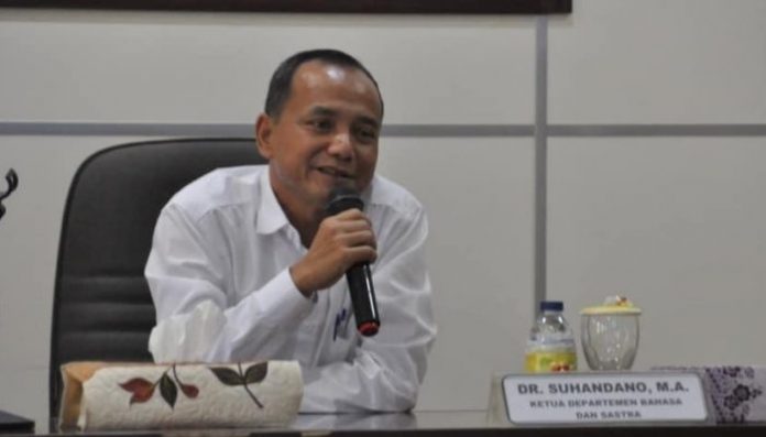 Ketua Departemen Bahasa dan Sastra FIB UGM, Dr. Suhandano, memaparkan pandangannya terkait kata “anjay” yang baru-baru ini hangat diperbincangkan di jagat media sosial. Foto: Sudrajat Bimantara