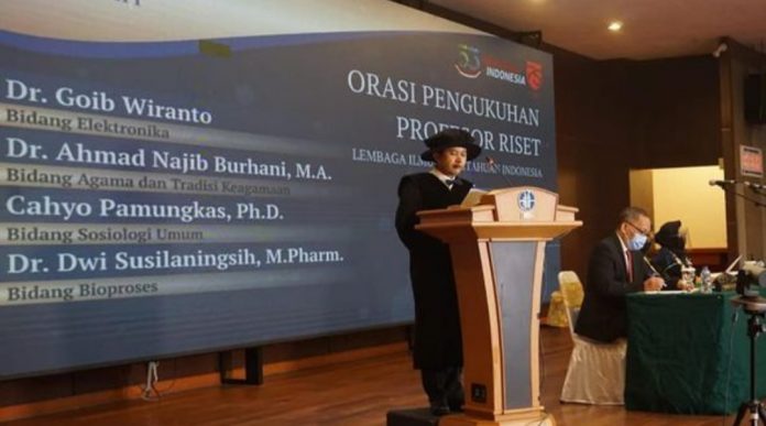 Alumnus Fakultas Ekonomika dan Bisnis (FEB) UGM, Cahyo Pamungkas, meraih gelar profesor riset dari Lembaga Ilmu Pengetahuan Indonesa (LIPI). Foto: LIPI