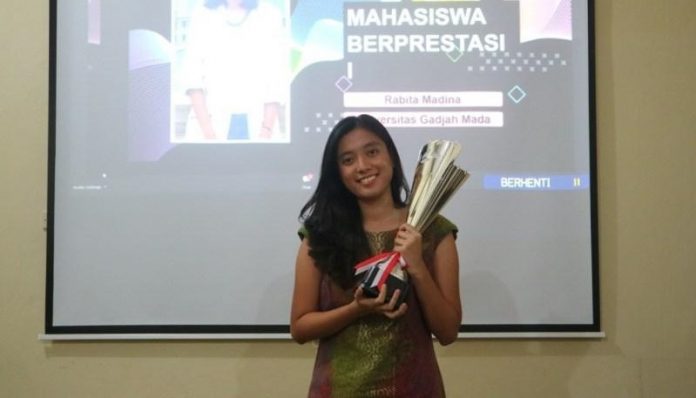Mahasiswa Fakultas Hukum UGM angkatan 2017, Rabita Madina, terpilih sebagai juara 1 dalam Pemilihan Mahasiswa Berprestasi (Pilmapres) 2020 tingkat nasional. Foto: Ist