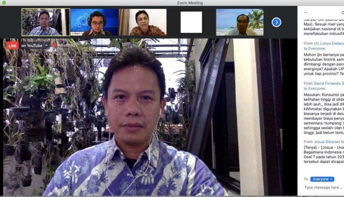 Dosen Teknik Nuklir dan Teknik Fisika UGM, Ahmad Agus Setiawan, menerangkan strategi pengembangan Energi Baru dan Terbarukan di Indonesia. Foto: Ist