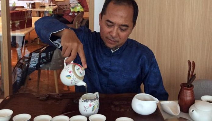 Master Tea Blender, Bambang Laresolo mengungkapkan, teh premium buatan Indonesia banyak diekspor ke luar negeri, karena pasar di negeri sendiri tidak mendukung. Foto: Ist