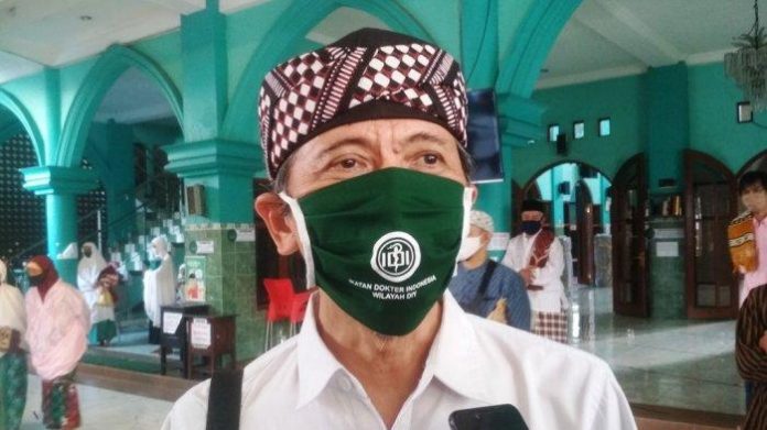 Ketua IDI DI Yogyakarta alumnus UGM, dr. Joko Murdiyanto, memberikan pandangannya terkait isu rumah sakit yang mengcovidkan pasiennya. Foto: Tribun