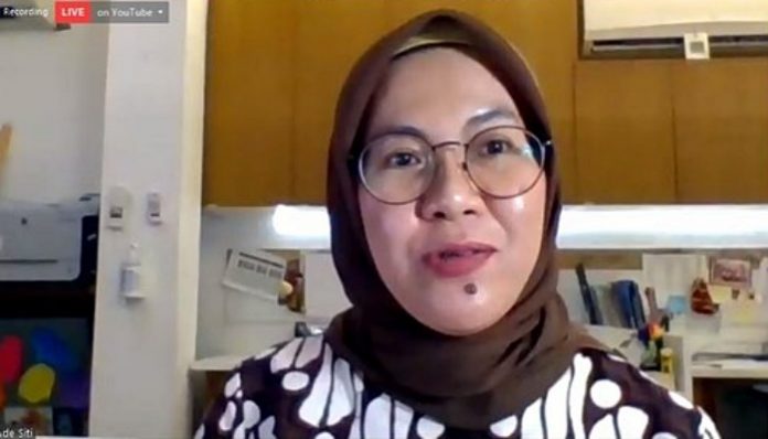 Program Officer The Asia Foundation, Ade Siti Barokah, bercerita tentang dampak pandemi yang dialami oleh kelompok marjinal. Foto: Ist