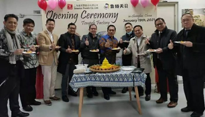 Duta Besar alumnus UGM ini meresmikan berdirinya pabrik Tempe Indonesia pertama di Tiongkok. Foto: KBRI Beijing