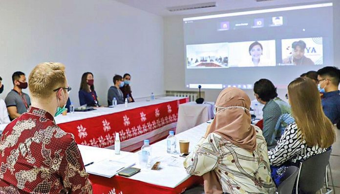 Menurut Wakil Duta Bear RI Moskow, acara ini tidak hanya sebagai salah satu upaya mempromosikan seni budaya Indonesia melalui film, tetapi juga turut mempromosikan hubungan people-to-people contact warga kedua bangsa. Foto: KBRI Moskow