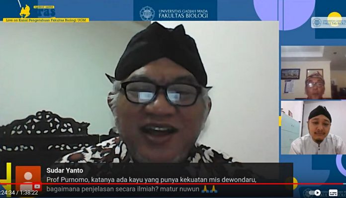 Drs. Suparwoto, alumni Biologi UGM 1976, berbicara khasanah keris Jawa lewat ilmu Biologi. Foto: Ist