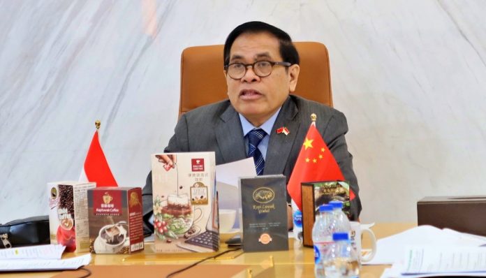 Kedutaan pimpinan alumnus UGM, Djauhari Oratmangun, ini mendukung pemerintah Indonesia untuk memulihkan perekonomian. Foto: KBRI Beijing