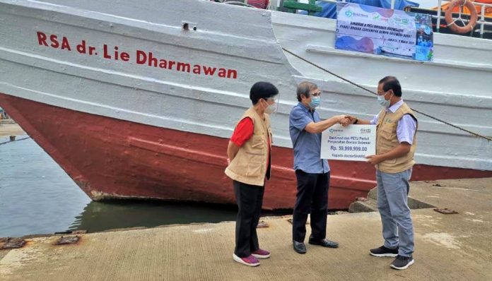 Yayasan Bakti Nusantara Medika (Baktimed) dan Perhimpunan Eropa untuk Indonesia Maju (PETJ) telah menyerahkan sumbangan sebesar Rp. 60 juta untuk membantu korban yang terdampak gempa bumi di Sulawesi Barat. Foto: Baktimed