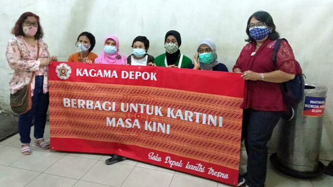 Menyambut Hari Kartini yang diperingati setiap tanggal 21 April, sebanyak 18 anggota Kagama Depok keluar masuk beberapa mal di Kota Depok. Foto: Kagama Depok
