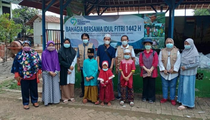 Yayasan Bakti Nusantara Medika (BaktiMed) membagikan bingkisan Hari Raya Idul Fitri kepada 80 kepala keluarga para pemulung. Foto: Baktimed
