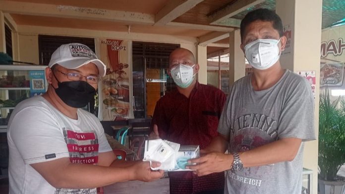 KAGAMA Manado menyalurkan bantuan masker kepada para jurnalis penyintas atau jurnalis yang pernah terpapar Covid-19 di kota Manado pada Selasa pagi (17/8/2021). Foto: KAGAMA Manado