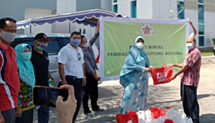 KAGAMA NTB melaksanakan bakti sosial di Rumah Sakit Patut Patuh Pacu Lombok Barat, Sabtu (14/8/2021). Foto: KAGAMA NTB
