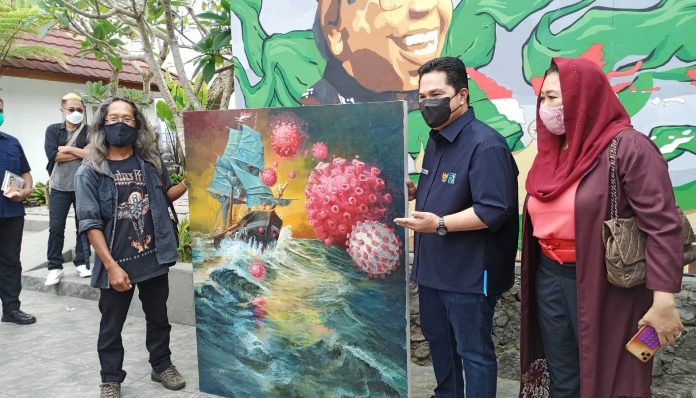 Sriyadi (kiri) bersama karya lukis yang dibeli erick Thohir didampingi Yenny Wahid. Foto: Wempi