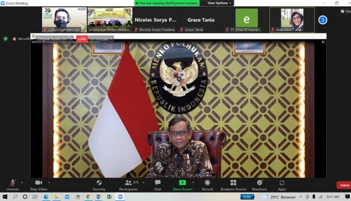 Ketua Yayasan Mataram, yang juga Menkopolhukam RI, Prof. Moh. Mahfud MD menyampaikan pidato dalam Dies Natalis ke-39 Universitas Widyamataram (UWM) Yogyakarta. Foto: Ist