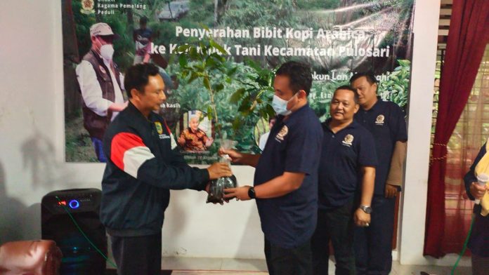 Ketua Kagama Pemalang Moch. Arief Setiawan menyerahkan bibit kopi arabika ke perwakilan kelompok tani. Foto: Kagama Pemalang