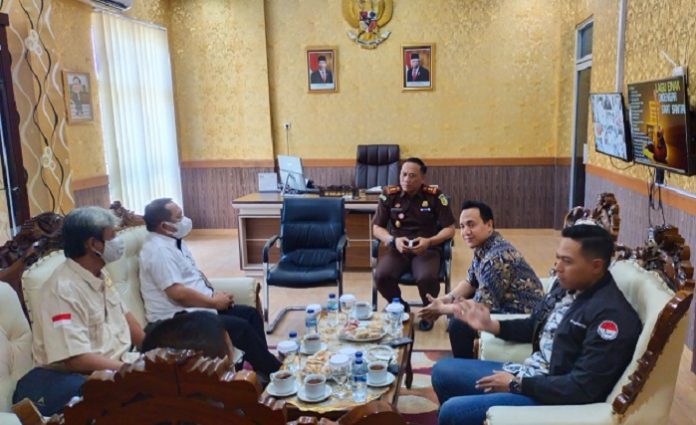 Ketua Kagama Pemalang Arief Setiawan (baju putih) diterima Kejari Pemalang Roy Revalino Hardiansyah, S.H. M.H. Foto: Kagama Pemalang
