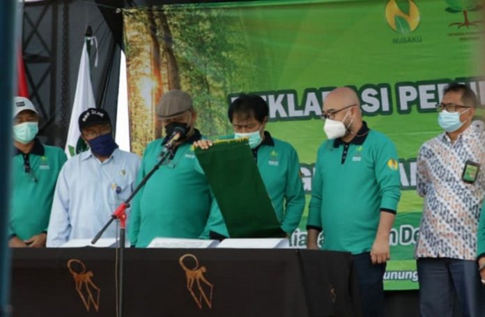 Dr. Transtoto Handadhari, Ketua Yayasan Peduli Hutan Indonesia (YPHI), membacakan Deklarasi Peduli Hutan 22.2.22. Foto: YPHI