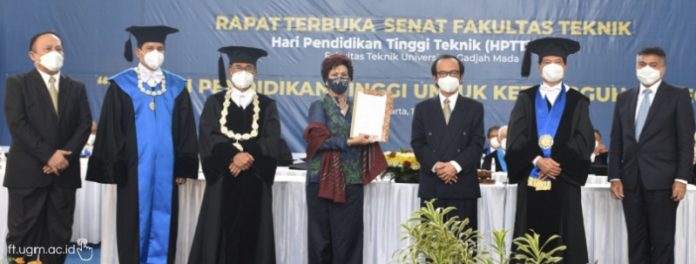 Penghargaan diserahkan oleh Ketua KATGAMA kepada puteri bungsu Roosseno, Damayanti Roosseno. Foto: Humas UGM