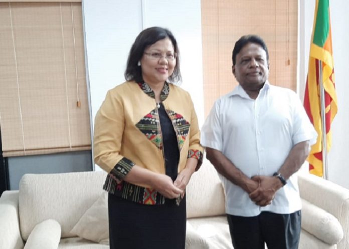 Duta Besar RI untuk Sri Lanka Dewi Gustina Tobing, dan Menteri Media Massa Sri Lanka Dullas Alahapperuma. Foto: KBRI Kolombo