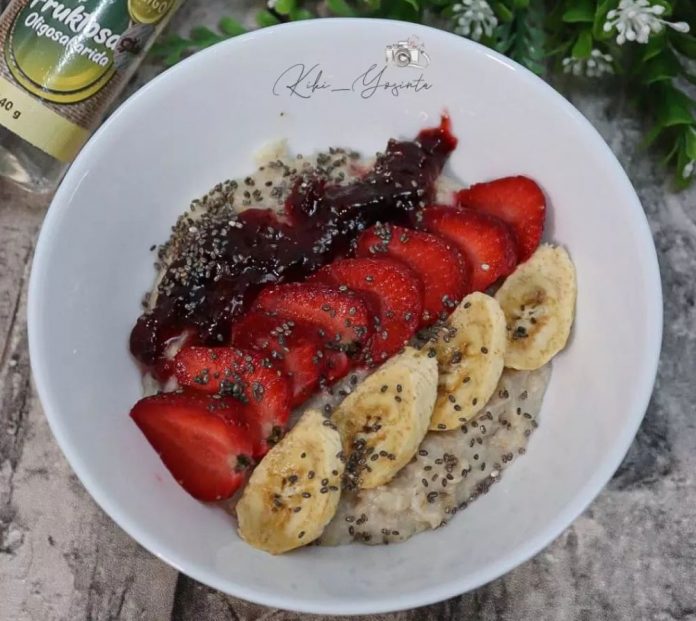 Makanan berserat seperti oat yang dipadu dengan buah-buahan memiliki manfaat yang baik bagi tubuh terutama untuk kebugaran karena menahan udara dan memberikan rasa kenyang. Foto: Instagram kiki_yosinta