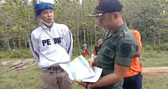Polisi hutan menangkap perambah hutan di Pandegelang yang merasa sudah legal membabat hutan KHDPK. Foto: Dok. Istimewa