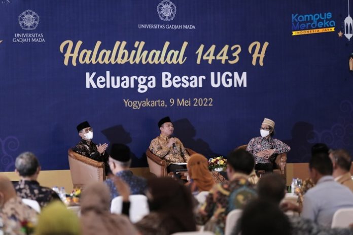 Keluarga besar Universitas Gadjah Mada (UGM) mengikuti acara Halalbihalal mengawali hari kerja pertama setelah Hari Raya Idul Fitri, Senin (9/5/2022). Foto: Humas UGM