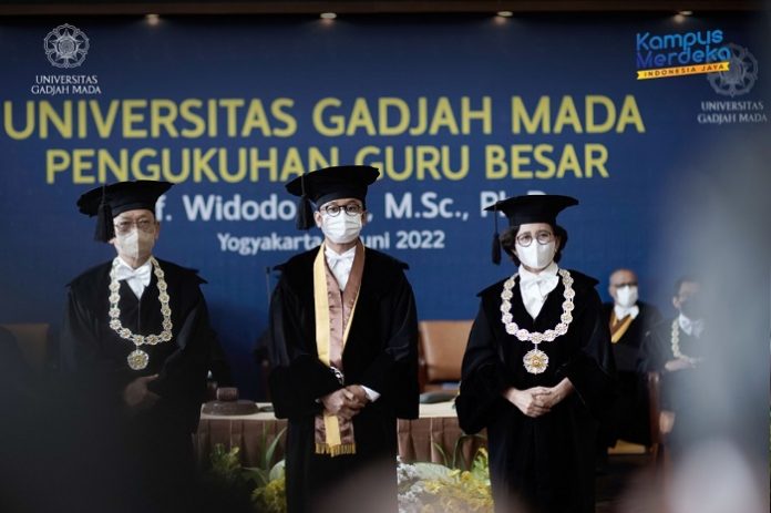 Prof. Widodo, S.P., M.Sc., Ph.D., (di tengah) dikukuhkan sebagai Guru Besar dalam Bidang Bioteknologi Hasil Ternak pada Fakultas Peternakan Universitas Gadjah Mada. Foto: UGM/Firsto