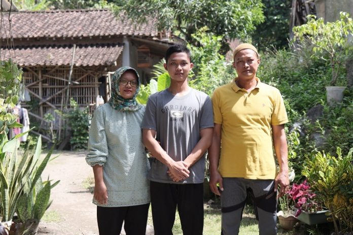 Adam Adhitya Prayoga (tengah) bersama kedua orangtuanya, Hartoyo dan Indria Dewi. Foto: Ega