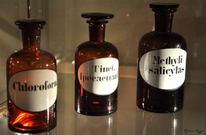 Chloroform tidak lagi diberikan kepada manusia oleh tenaga kesehatan karena menimbulkan efek samping bagi tubuh dan masuk dalam golongan bahan beracun. Foto: Wikipedia
