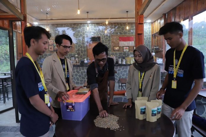 Mahasiswa KKN UGM melakukan inovasi produk dan melakukan rebranding, serta membantu mengenalkan produk kopi Samosir secara lebih luas. Foto: Firsto