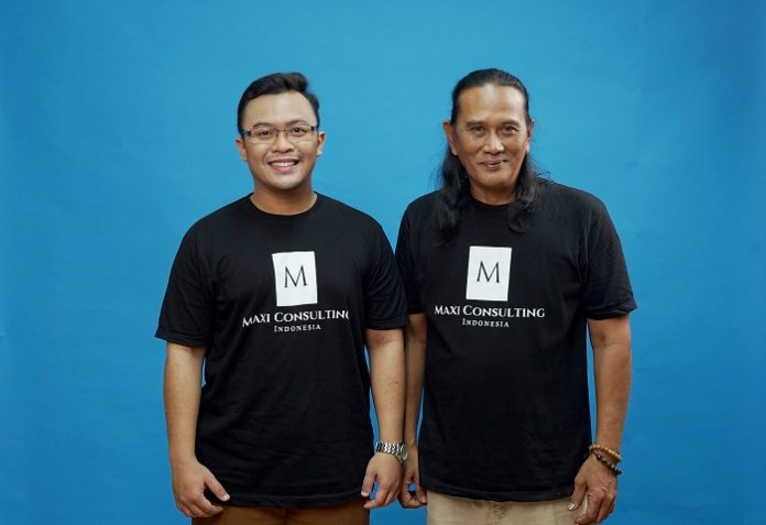 Founder & CEO Maxi Consulting Indonesia Ardhi Setyo Putranto (kiri) merasa sangat senang dapat bekerja sama dengan Ken Ken. Foto: Maxi Consulting Indonesia