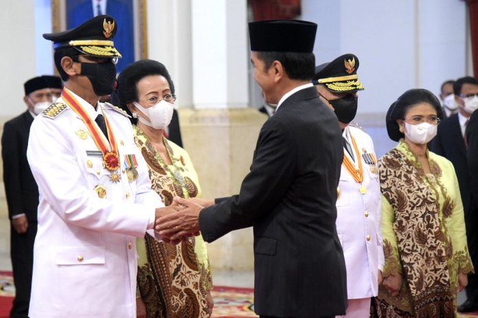 Presiden Joko Widodo memberikan ucapan selamat usai melantik Gubernur dan Wagub DIY, di Istana Negara, Jakarta, Senin (10/10/2022) pagi. Foto: Humas Setkab