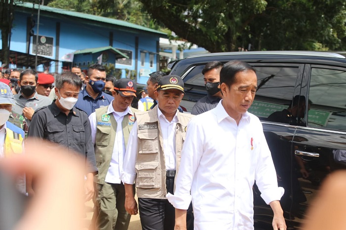 Menko PMK Muhadjir Effendy mendampingi Presiden RI Joko Widodo mengunjungi para korban gempa di Cianjur, Jawa Barat belum lama ini. Foto: Instagram @muhadjir_effendy