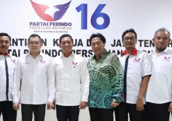 Dr. Transtoto Handadhari (baju batik) bersama Ketua Umum Perindo Harry Tanoesudibyo (kedua dari kiri) dan Ketua DPW Partai Perindo Provinsi Jawa Tengah Mayjen TNI (Pur) Wuryanto (ketiga dari kiri). Foto: Dok. Pribadi
