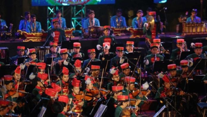 Yogyakarta Royal Orchestra (YRO) akan berkolaborasi dengan salah satu penyanyi papan atas di Indonesia, Dira Sugandi, dalam konser musik di acara Maritime Awards. Foto: YRO