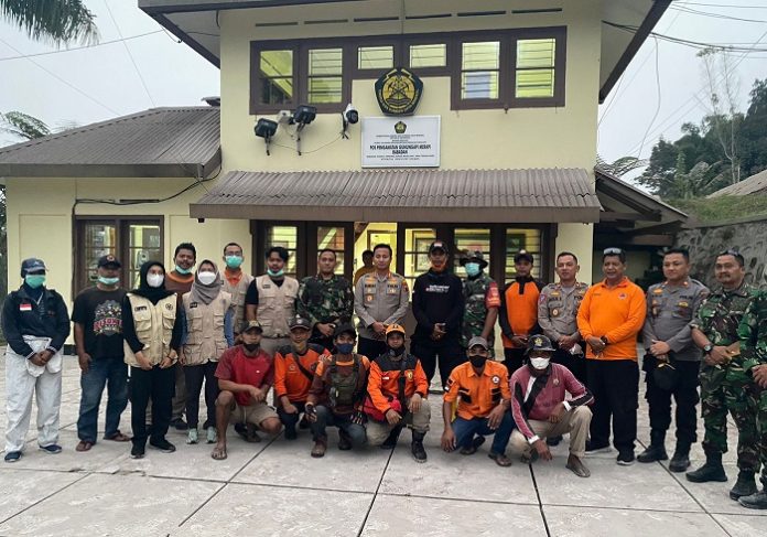 Anggota Gelanggang Emergency Response Universitas Gadjah Mada (GER UGM) bersama para petugas lapangan yang bersiaga membantu warga menghadapi erupsi Gunung Merapi. Foto: Dok. GER UGM