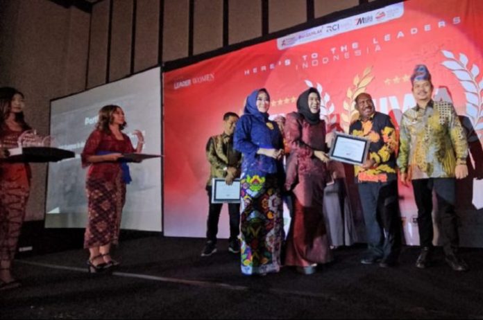 Bupati Puncak Willem Wandik menerima penghargaan sebagai Best Future Leaders of The Year 2023 dalam Indonesia Future Leader Award (IFLA) 2023. Foto: Diskominfo Puncak