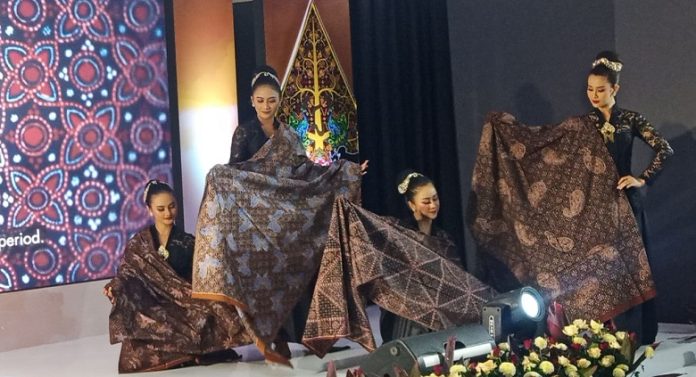 Batik sebagai produk budaya bangsa yang telah diakui dunia diharapkan semakin luwes pengunaan maupun konsumennya. Foto: KAGAMA.CO/Jos