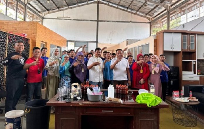 Keluarga Alumni Universitas Gadjah Mada (Kagama) Banten menggelar pelatihan keterampilan pembuatan ekoenzim bagi warga binaan pemasyarakatan (WBP) di Lembaga Pemasyarakatan (Lapas) Kelas IIA Cilegon. Foto: Kagama Banten